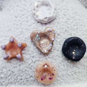 Grigris anti-chaos — objets sensoriels ✨