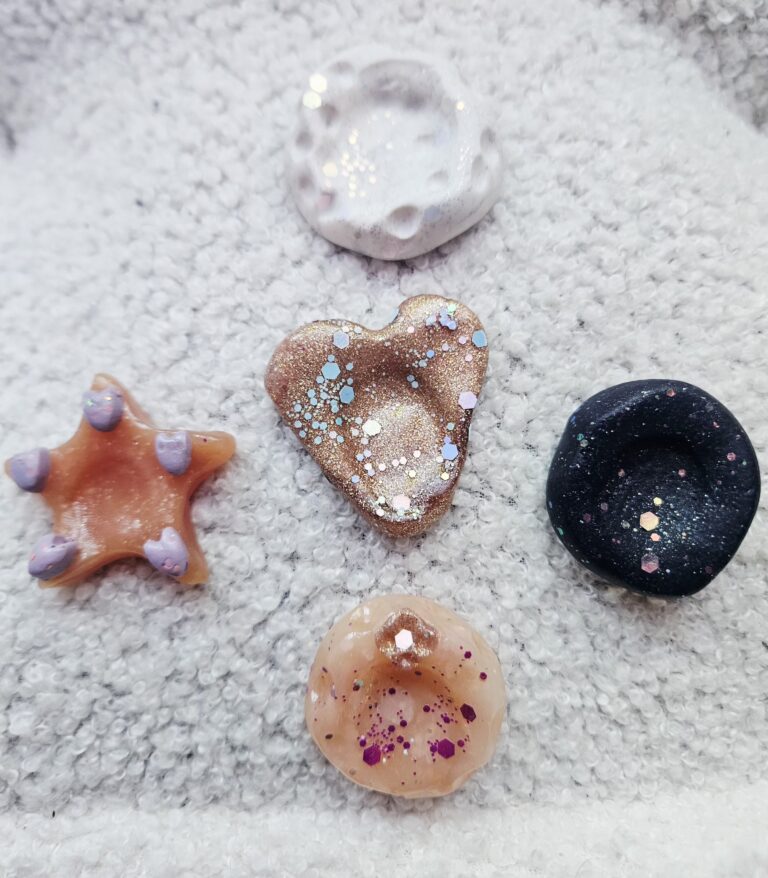 Galets d'ancrage et worry stones faits main par ALhena & Co, pailletés aux motifs astrals pour le stimming et la décharge mentale.
