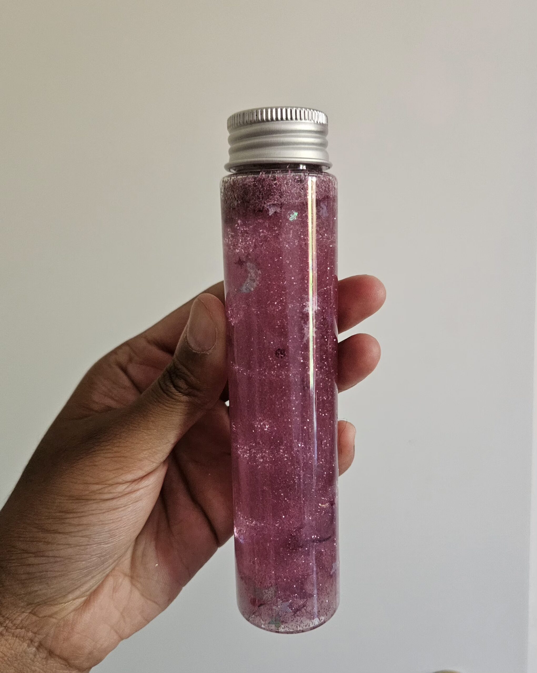 Bouteille sensorielle paillettes roses et quartz roses
