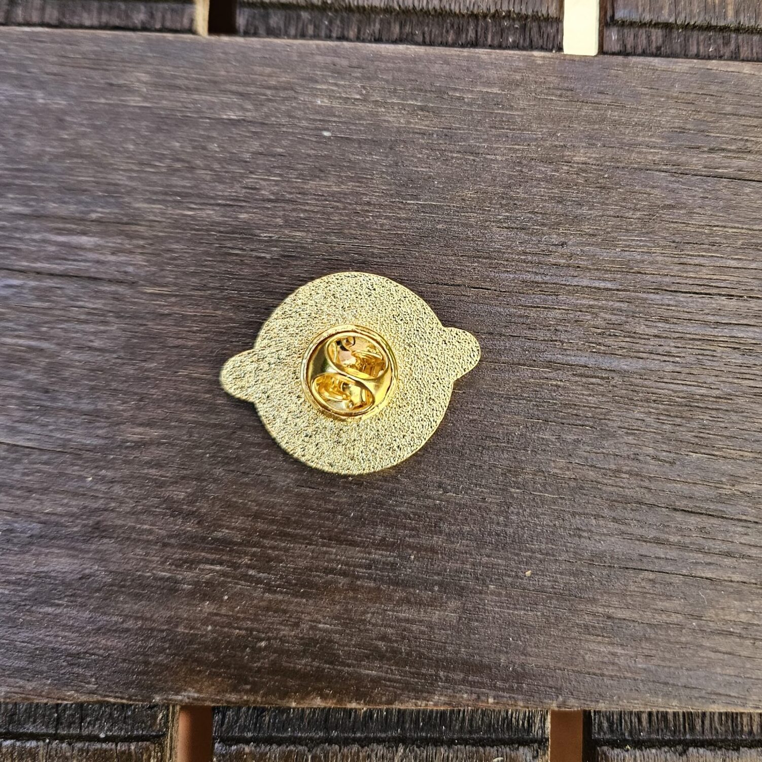 Arrière Pin's planète violète "Give me space" - émail doré